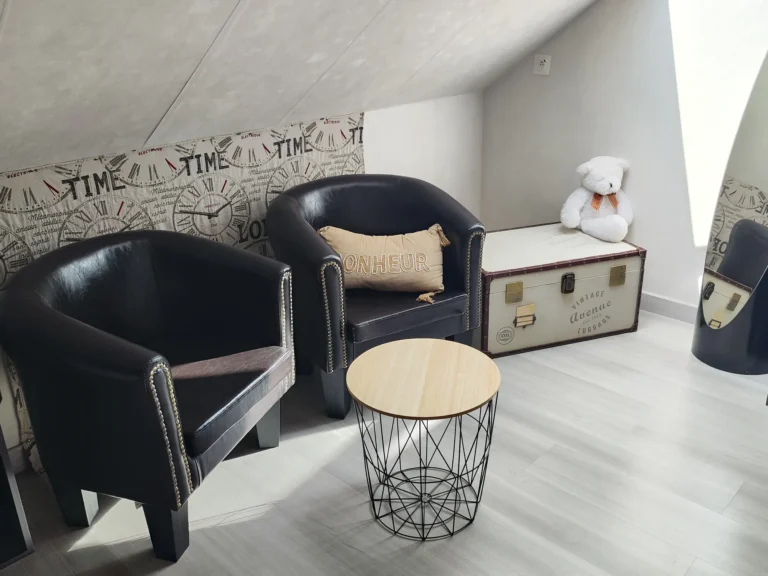 Coin salon de la chambre Atelier Horloger