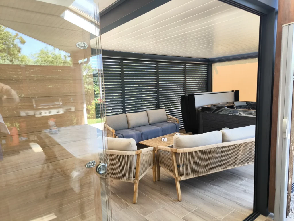 Salon détente du spa sous pergola