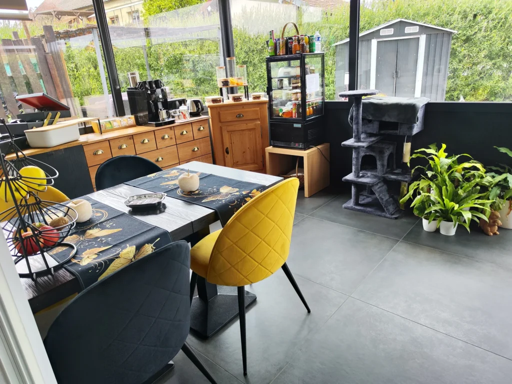 Petit-déjeuner servi sous la véranda