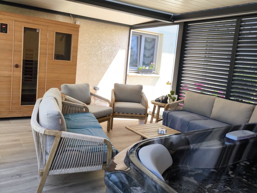 Le sauna et le salon détente de l’espace bien-être, face au spa